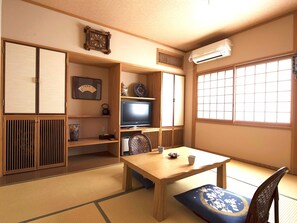 Interior - JapaneseWestern style room with openair bath / Yufu Ōita (Yufu)