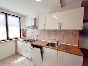 Kjøleskap, mikrobølgeovn, ovn og kokeplater