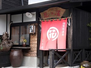 تفاصيل الفندق من الخارج