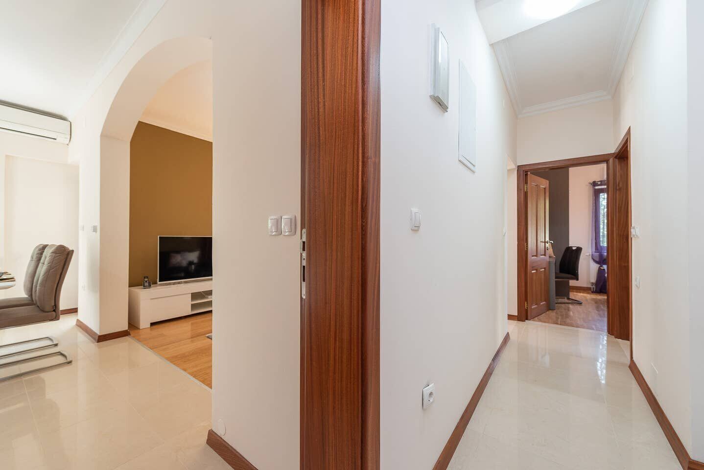 Un intérieur moderne avec un espace de vie comprenant un téléviseur à écran plat, un canapé et une table basse.