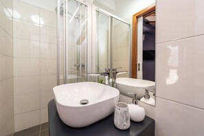 Luxury Apartment, Sea View | Bathroom | Shower, free toiletries, hair dryer, towels - Zen Luxury Apartments (Zadar)