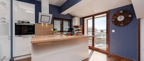 Luxury-Apartment, Meerblick | Eigene KĂŒche | KĂŒhlschrank, Mikrowelle, Ofen, Herdplatte