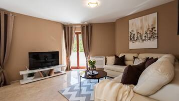 Luxury Apartment, Garden View | Living room | Flat-screen TV