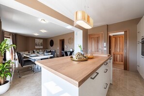 Appartement luxueux, vue sur le jardin | Cuisine privée | Réfrigérateur, four à micro-ondes, un four, surface de cuisson
