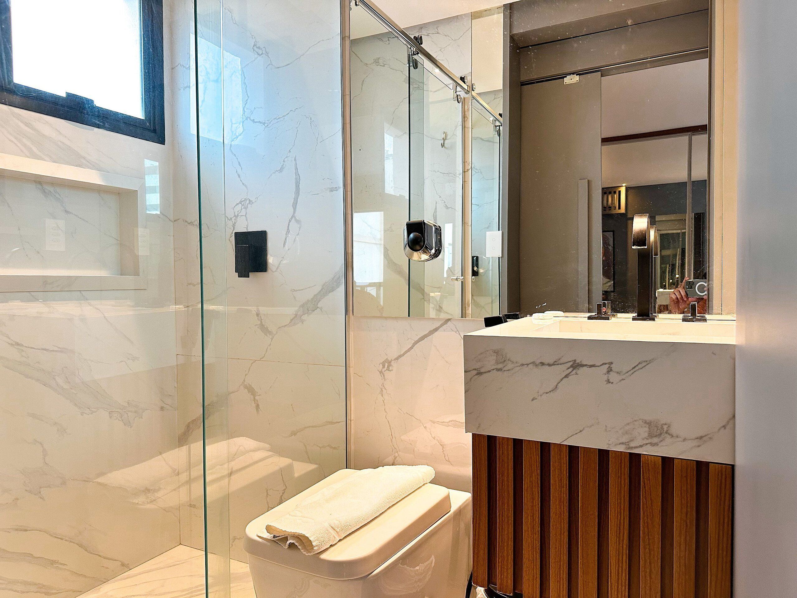 Apartamento luxo, 1 quarto | Banheiro | Chuveiro, secador de cabelo, toalhas de banho 