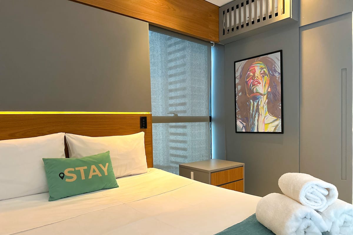 Deluxe Apartment, 1 Bedroom | Minibar, in-room safe, laptop workspace, blackout drapes