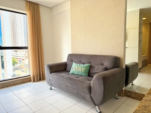 Appartamento Executive | Area soggiorno | TV a schermo piatto 32 pollici con canali via cavo, TV