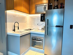 Apartamento Deluxe, 1 habitación | Cocina privada | Frigorífico pequeño, trona infantil y utensilios de cocina