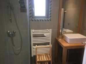 シャワー、ヘアドライヤー、タオル、トイレットペーパー