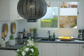 Een koelkast, een oven, een vaatwasser, een koffiezetapparaat/waterkoker