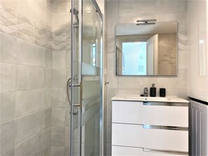 Badewanne, Haartrockner, Handtücher