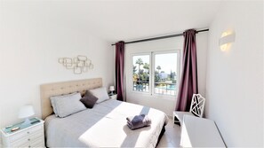 1 slaapkamer, een strijkplank/strijkijzer, gratis wifi, beddengoed