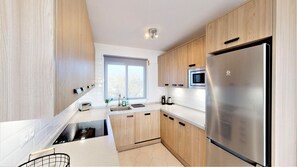 Een koelkast, een magnetron, een oven, een vaatwasser