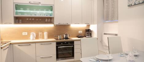 Fridge, oven, stovetop, dishwasher