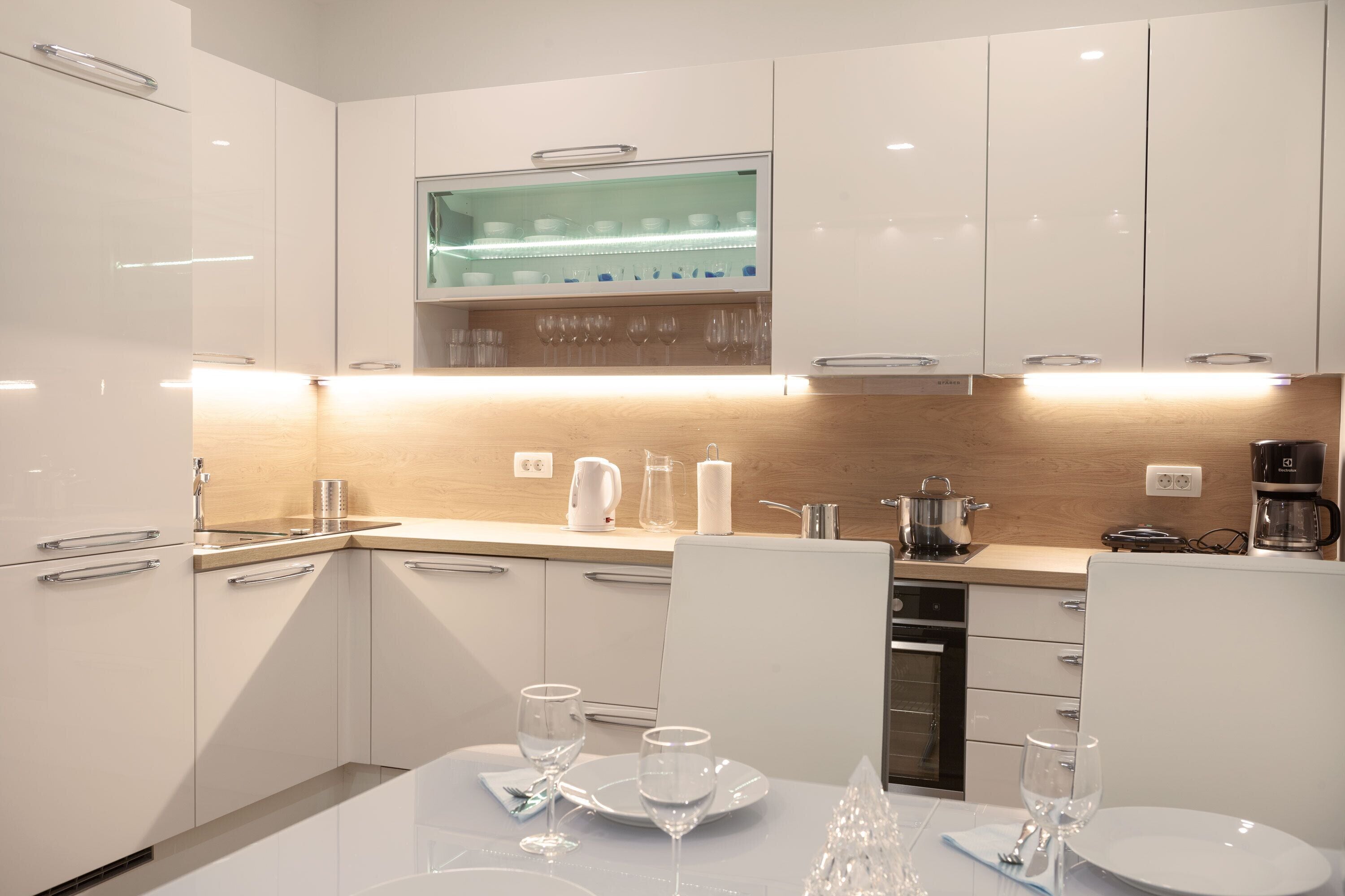 Fridge, oven, stovetop, dishwasher