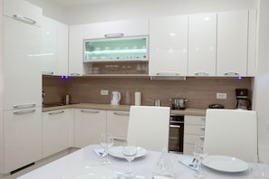 Fridge, oven, stovetop, dishwasher