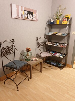 Lobby sitting area - Au Fil des Lacs (Précy-Saint-Martin)