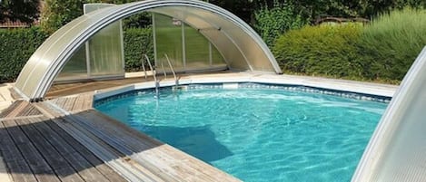 Piscine extérieure (ouverte en saison), parasols de plage