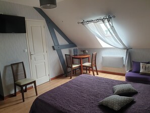 Triple Room | Desk, free cots/infant beds, rollaway beds, free WiFi - Au Fil des Lacs (Précy-Saint-Martin)