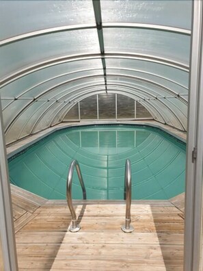 Seasonal outdoor pool, pool umbrellas, pool loungers - Au Fil des Lacs (Précy-Saint-Martin)