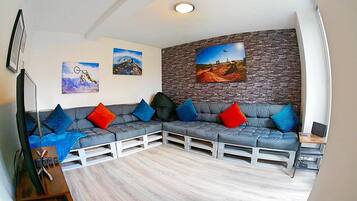 House, 4 Bedrooms | Living area | Smart TV, DVD player