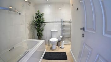 House, 4 Bedrooms | Bathroom | Separate bathtub and shower, hair dryer, towels, toilet paper
