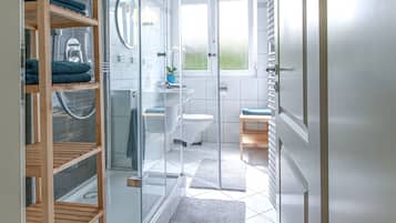 Dusche, Haartrockner, Hausschuhe, Handtücher