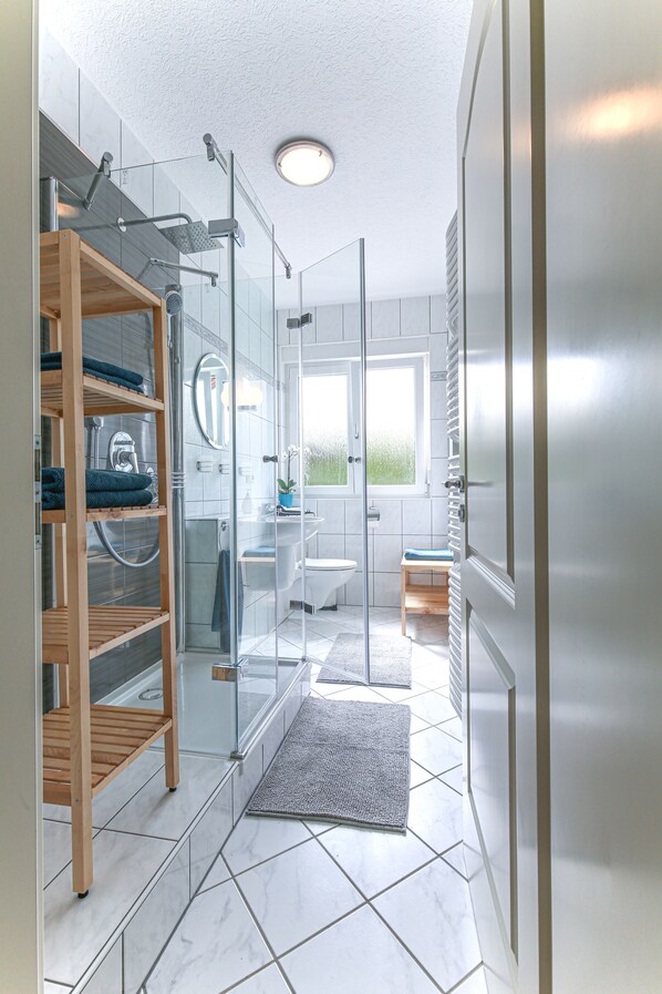 Douche, séchoir à cheveux, pantoufles, serviettes fournies