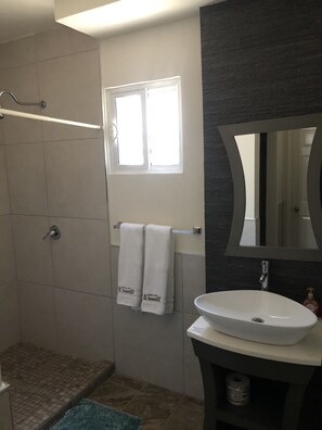 Douche, serviettes fournies