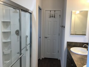 Douche, serviettes fournies