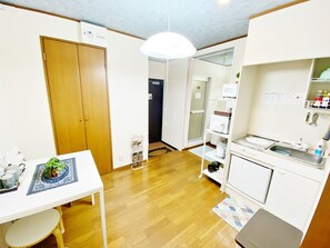 Réfrigérateur, micro-ondes, batterie de cuisine, vaisselle et ustensiles