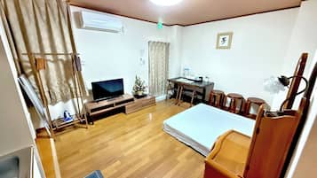 2 bedrooms, desk, iron/ironing board, free WiFi