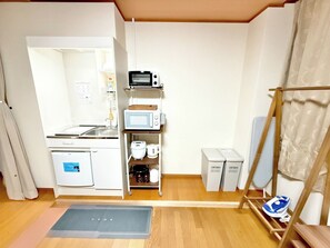 Réfrigérateur, micro-ondes, batterie de cuisine, vaisselle et ustensiles