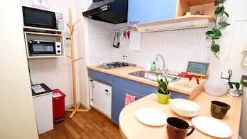 Refrigerador, microondas, parrilla de estufa y utensilios de cocina