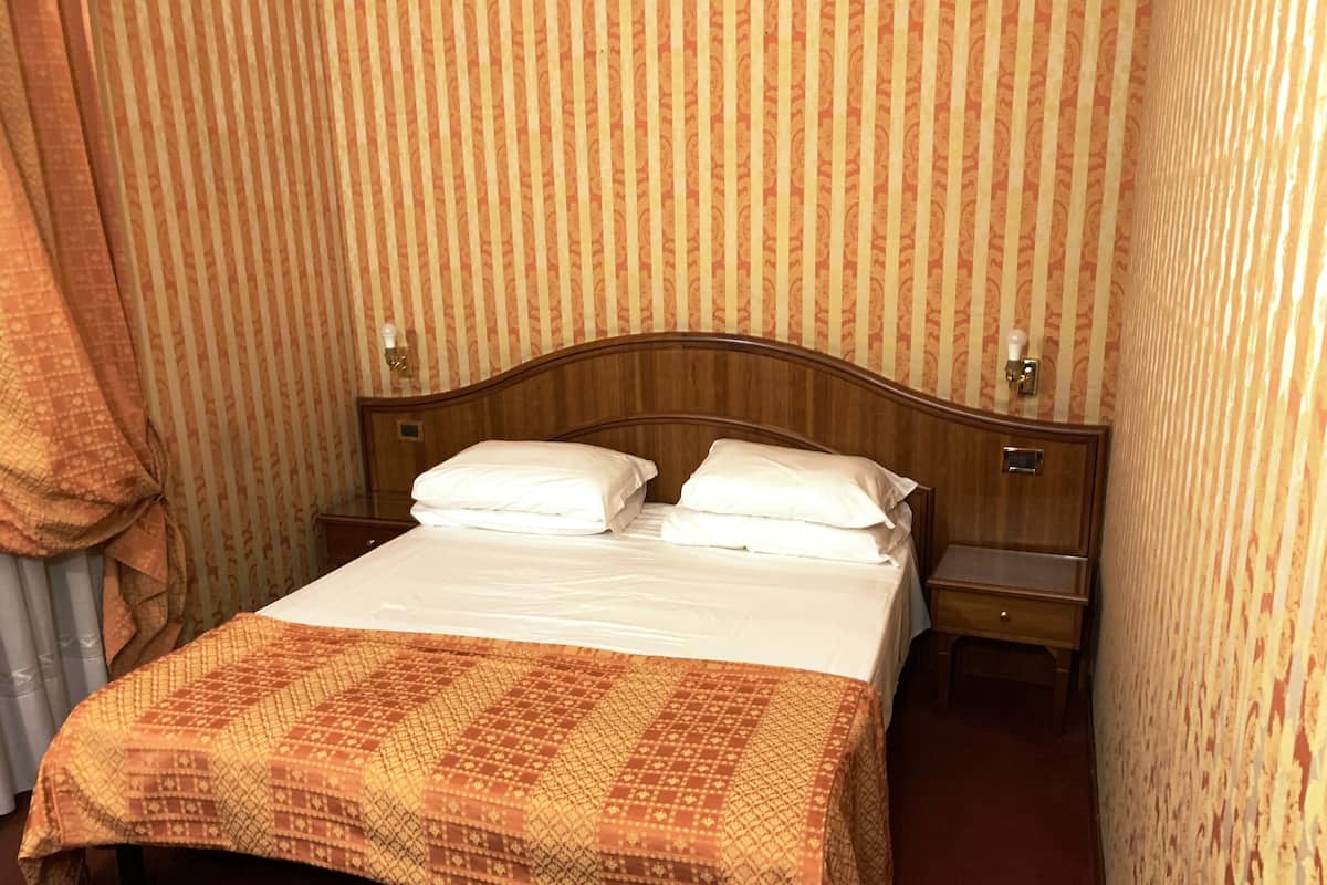 In-room safe, soundproofing, iron/ironing board, free WiFi