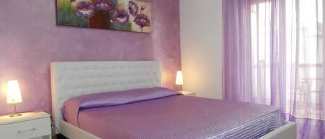 Camera con letto matrimoniale o 2 letti singoli | Una scrivania, Wi-Fi gratuito, lenzuola