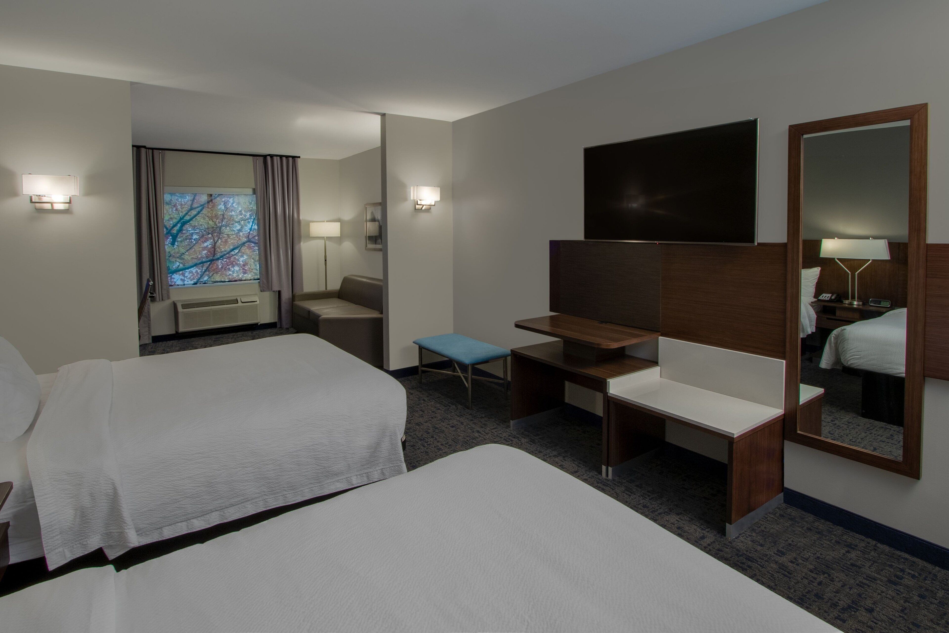 Ropa de cama de alta calidad, muebles diferentes y escritorio 