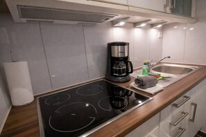 Een koelkast, een koffiezetapparaat/waterkoker, een broodrooster