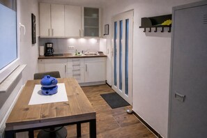 Een koelkast, een koffiezetapparaat/waterkoker, een broodrooster