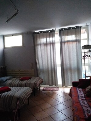 1 bedroom, WiFi, bed sheets - Nice one bedroom apartment with kitchenette and toilet, five beds (Focene)