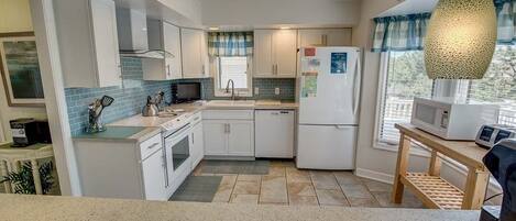 Frigorifero, microonde, forno, piano cottura