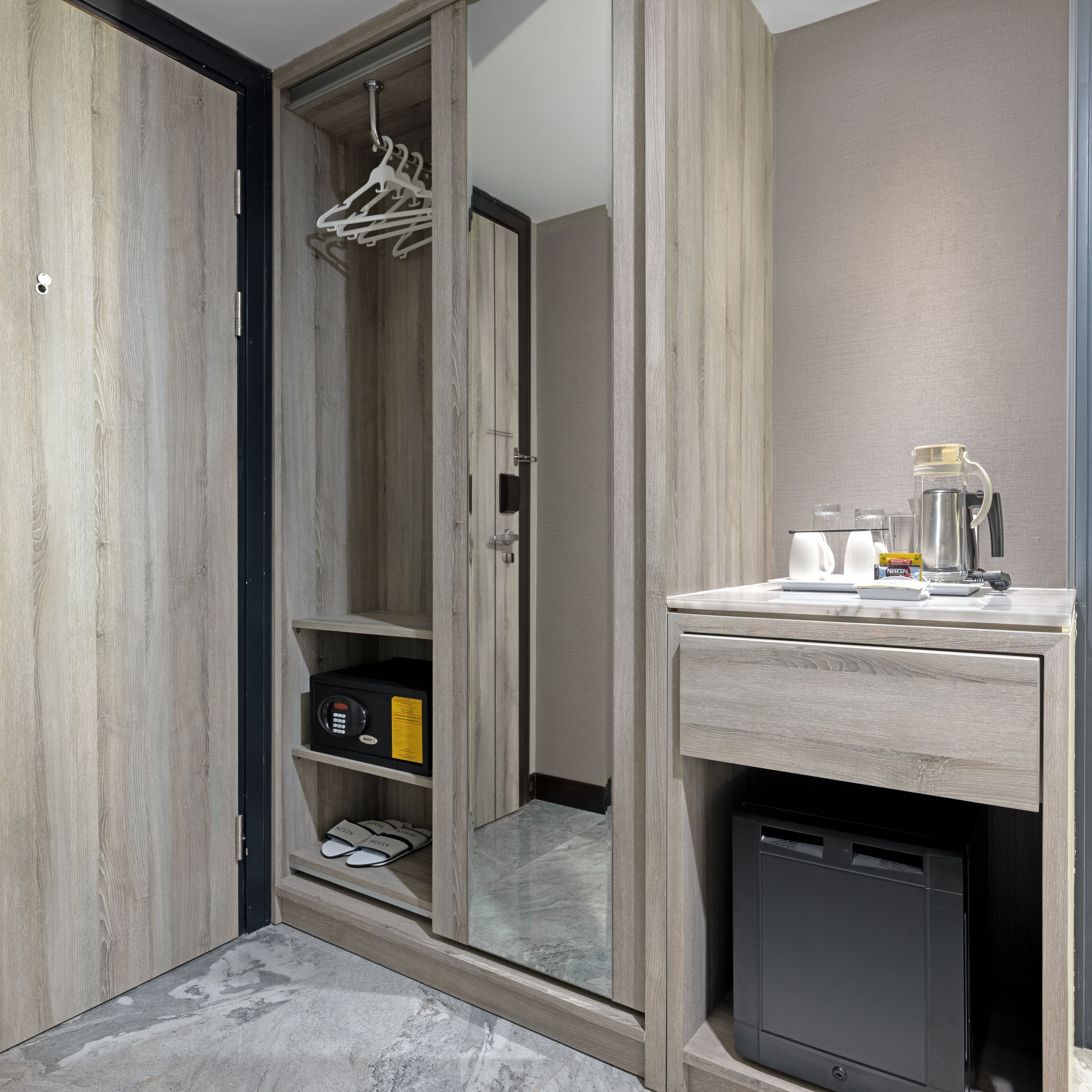 Deluxe Room | Minibar, in-room safe, desk, laptop workspace