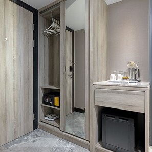 Habitación Deluxe | Minibar, caja de seguridad en la habitación y escritorio 