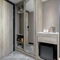 Deluxe Room | Minibar, in-room safe, desk, laptop workspace