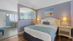 Ein Schlafzimmer mit einem Bett, Nachttischlampen, einem Nachttisch, einem Spiegel, einem Schreibtisch und einem Stuhl.