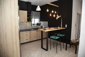 Réfrigérateur, un four, lave-vaisselle, cafetière-théière