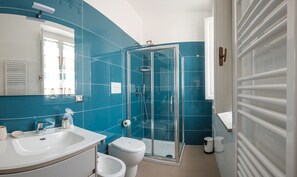 Habitación Deluxe doble | Baño | Ducha, artículos de higiene personal gratuitos, secador de pelo y bidé