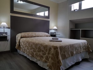 Caixa forta a l'habitació, decoració individual i escriptori