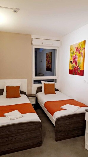 Individually furnished, desk, soundproofing, free WiFi - Moov'Appart Hotel Clichy (Clichy)