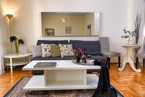 Standaard appartement | Woonruimte | Een 44-inch flatscreentelevisie met digitale zenders en televisie